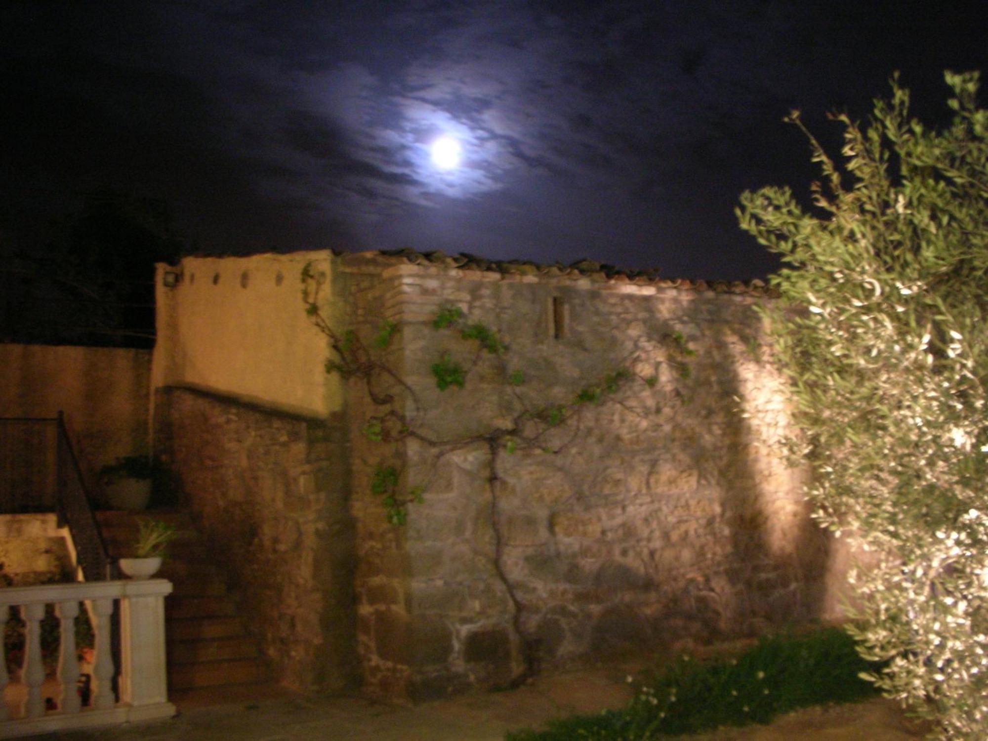 Turo De La Torre Hotel Manresa Bagian luar foto