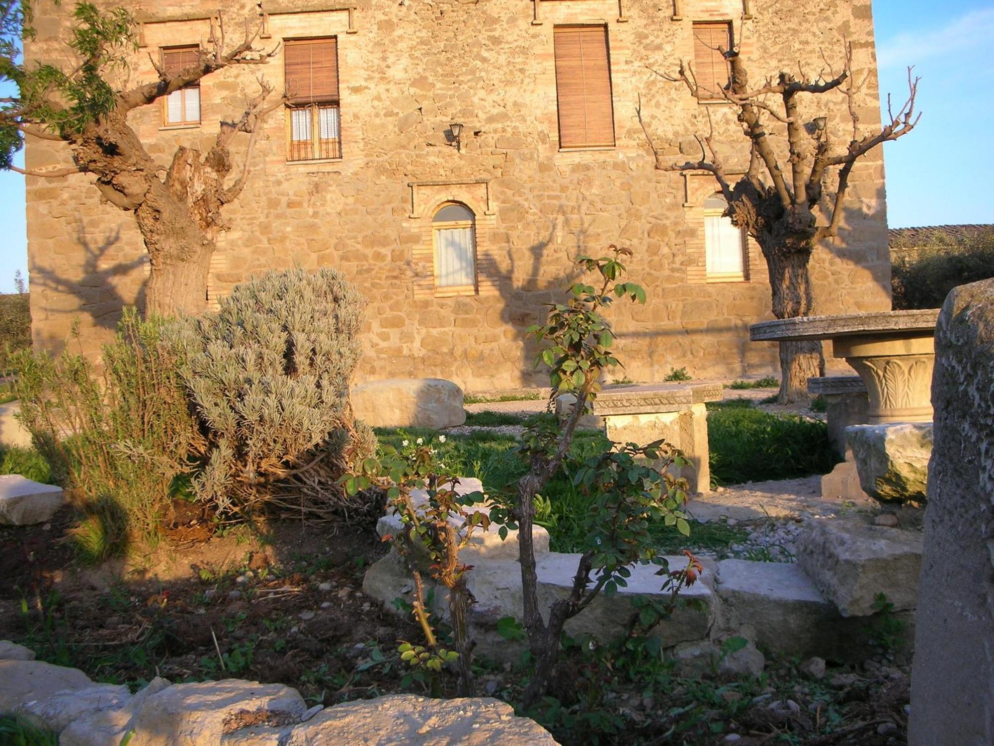Turo De La Torre Hotel Manresa Bagian luar foto