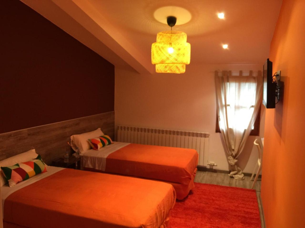 Turo De La Torre Hotel Manresa Bagian luar foto